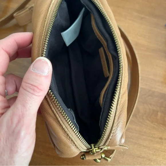 Madewell The Transport Leather Camera Bag, Puff Edition - Picture 6 of 11
